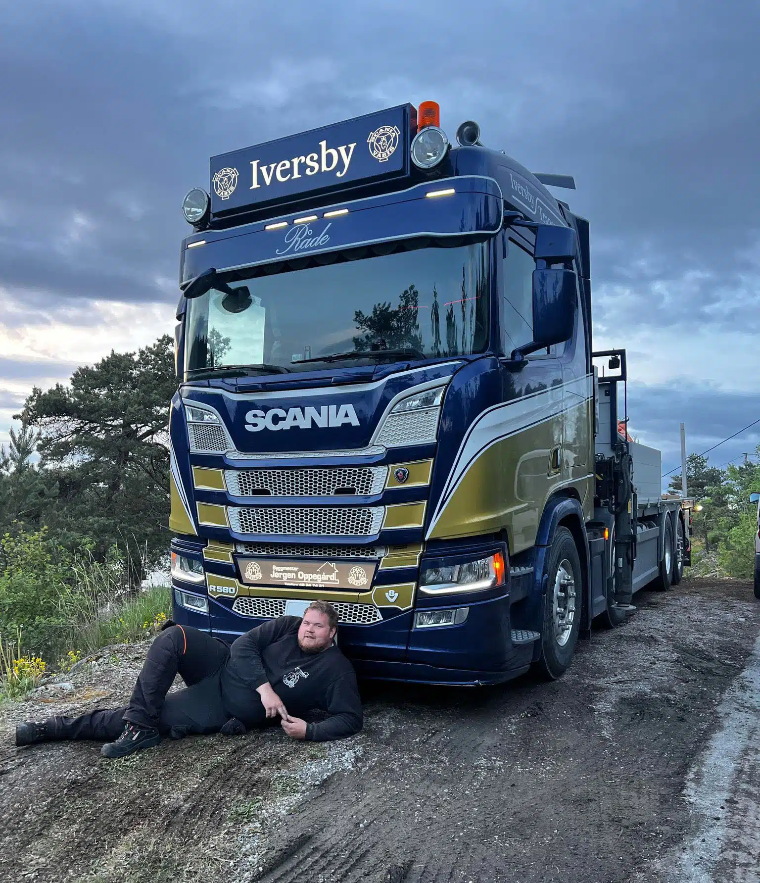 Jørgen Oppegård som ligger foran en lastebil