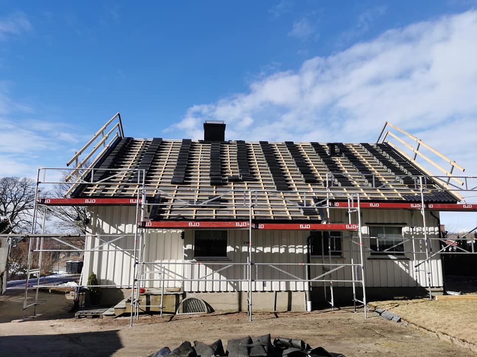 Stilase og ny takstein til nytt tak på et hus